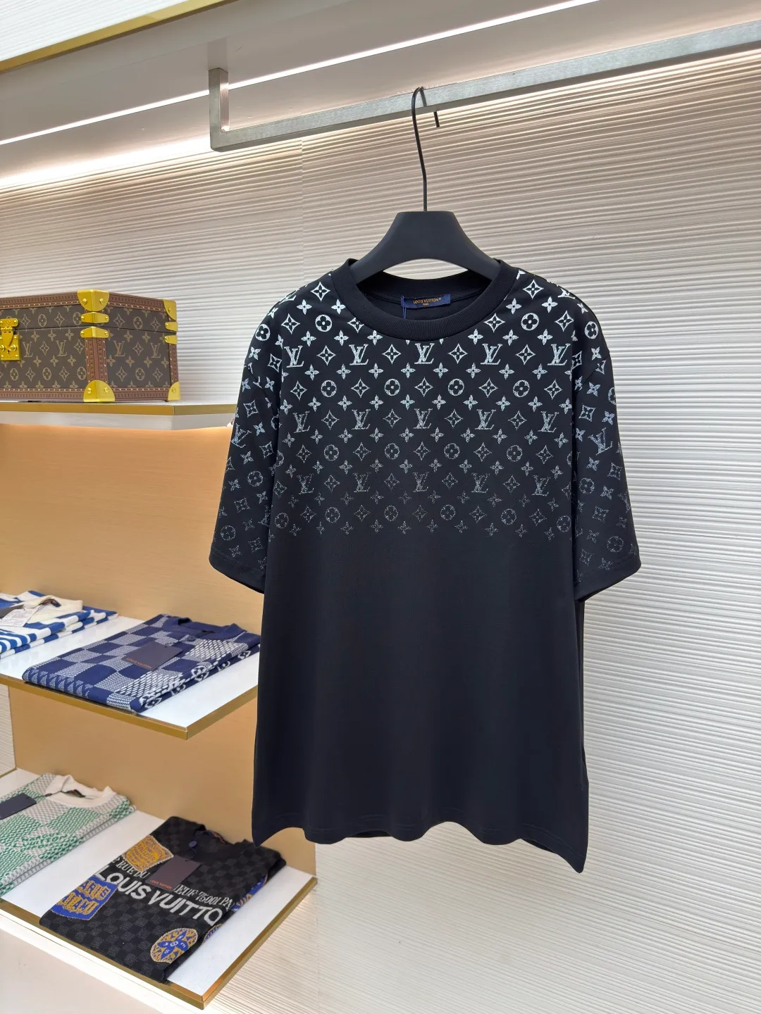 LOUIS VUITTON Gradient presbyopic T-shirt ●Authentic product: Purchased and developed by 8450 ●Item number: 1680207-A10 ●Fabric: refined sulfur cotton fabric ●Technology: printing production ●Version: fitted version ●Weight: about 305 grams ●Size: XS-S-M-L ●Description: The fabric is made of 32s double-ply combed cotton compact siro-spun yarn, matched with 1*1 flat knitted cotton thread. The entire garment's front and rear panels, left and right sleeves, are printed with Kornit white ink digital direct injection. The first draft is made based on the Y-plate scanned pattern, and the clarity of the first draft is corrected by hand to ensure that the printed flower pieces have a gradient and orderly visual effect. The overall wiring is straight and delicate, the fabric is comfortable and soft, and the color is consistent without color difference. It can be matched with the same style to create a fashionable look and control various occasions. Customized accessories, complete with three standards, same style for men and women!